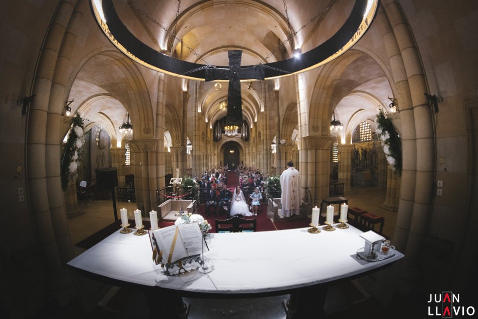 foto de altar de boda en iglesia por Juan LLavio. Fotógrafo nupcial en Asturias