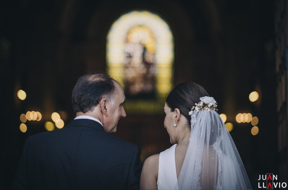 Novia y padre entrando en la iglesia para su boda. 10 Fotos que no pueden faltar en tu boda. Juan Llavio. Fotógrafo para bodas en Asturias.
