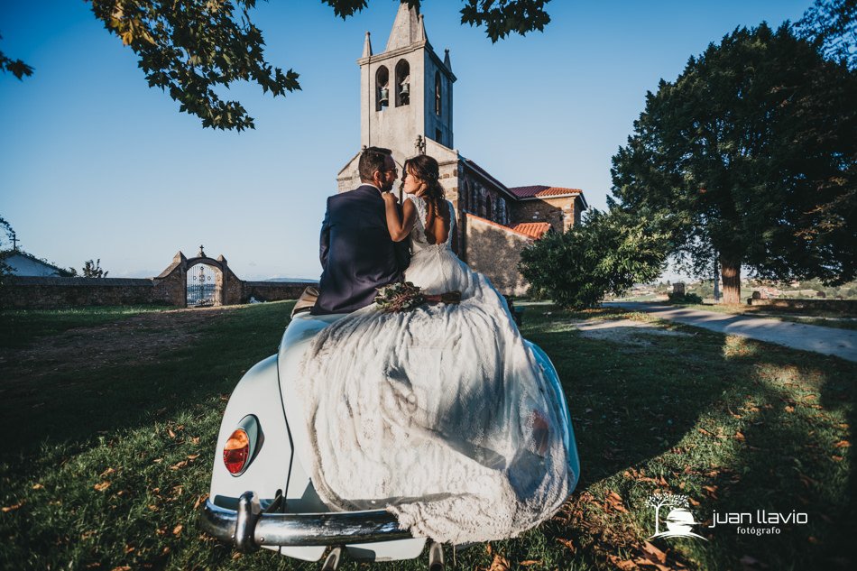 fotos de boda ante una iglesia por Juan Llavio