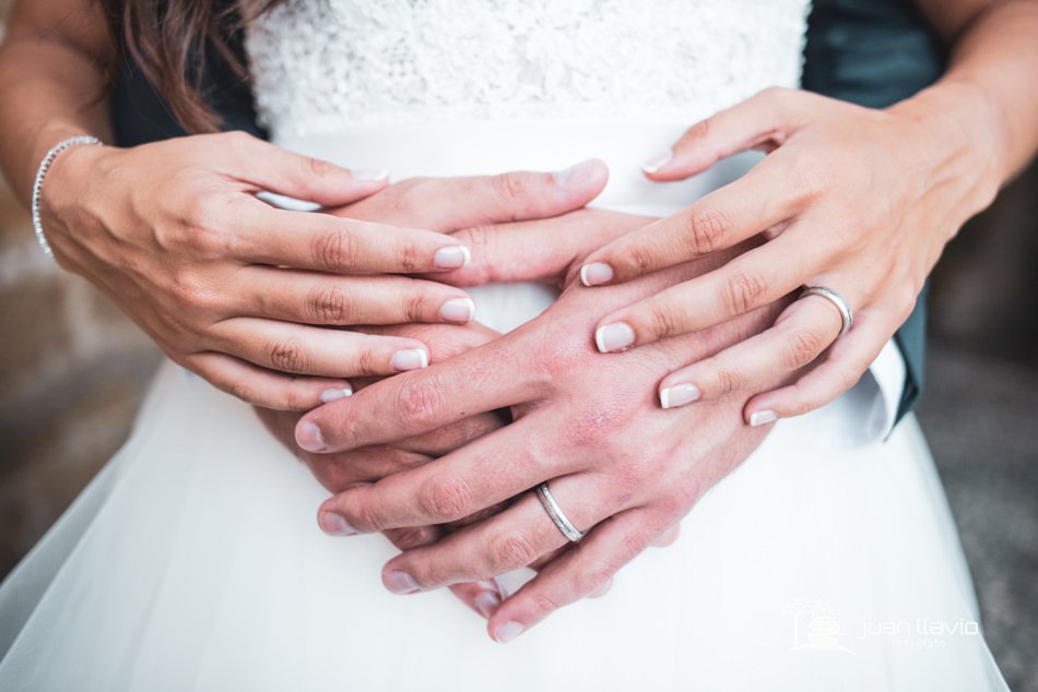 Las manos en un reportaje de boda al detalle por Juan Llavio, tu fotógrafo de bodas en Asturias